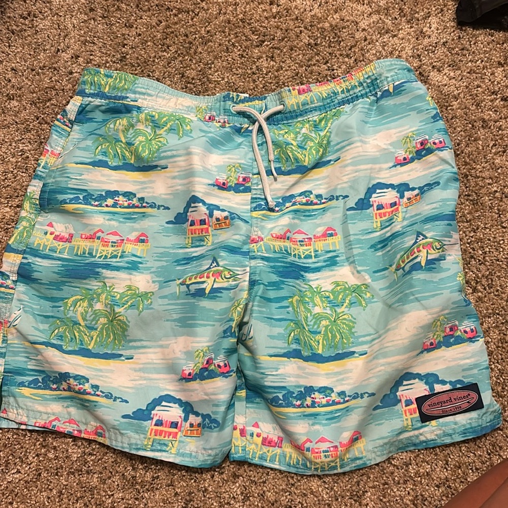 Vineyard Vines Boys swim trunks in good condition, size M (12-14).